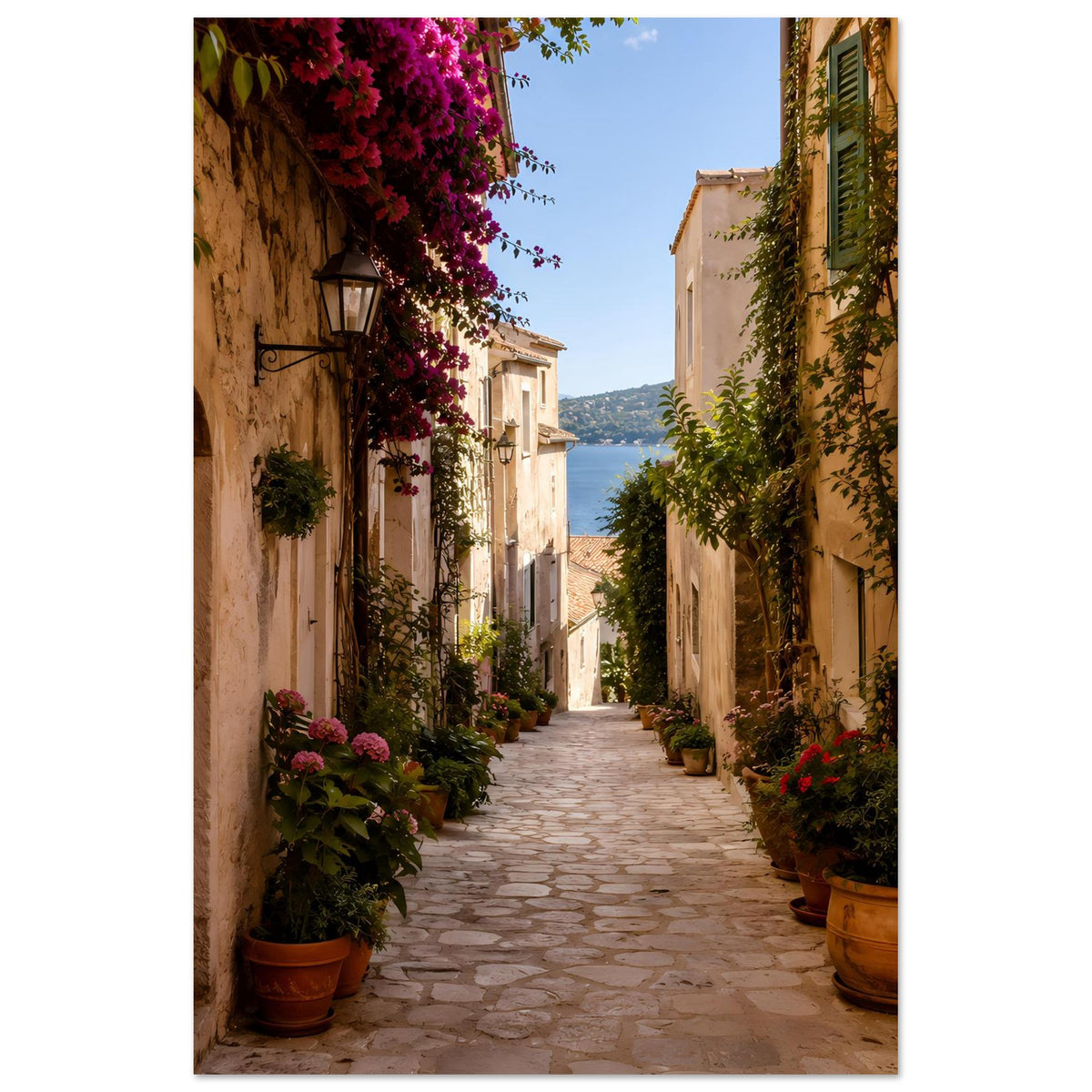 Gerahmtes Hochformat-Poster mit Gasse zwischen beigen Mauern, Efeu und violetten Blüten
