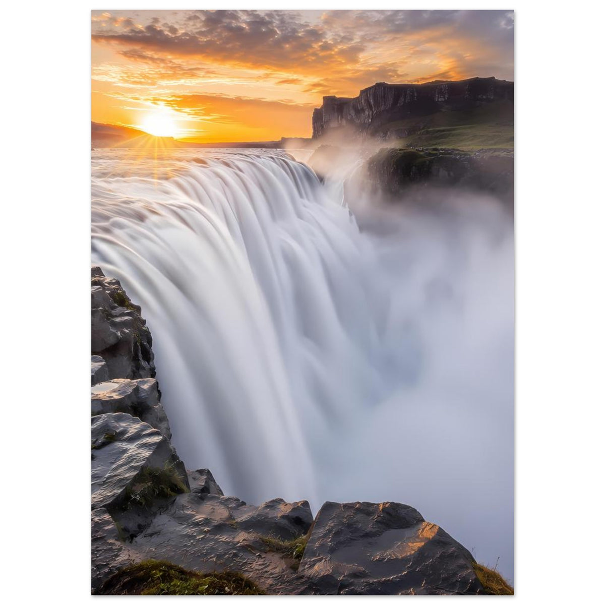 Wasserfall-Poster mit goldener Sonne, weißem Wasserfall und Felsen links