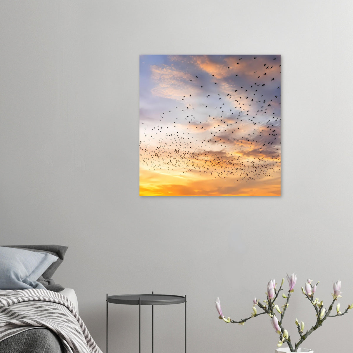 Quadratisches Kunstdruckposter mit Vogelschwarm, goldener Abendhimmel und orangefarbene Zone