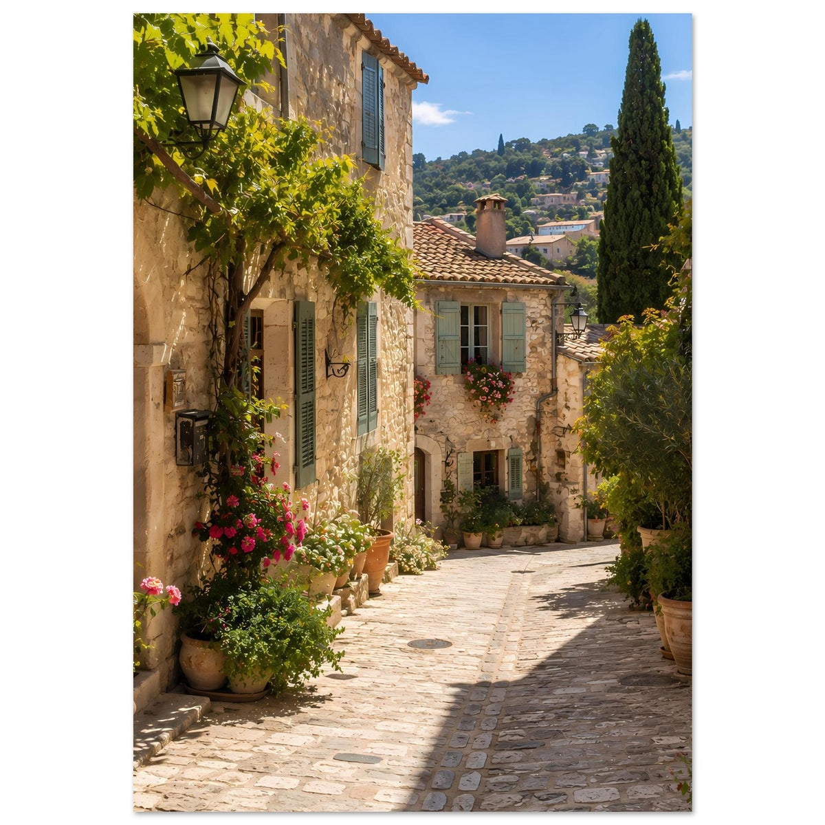 Hochformat-Poster einer sonnigen Gasse mit Natursteinhäusern und Blumen