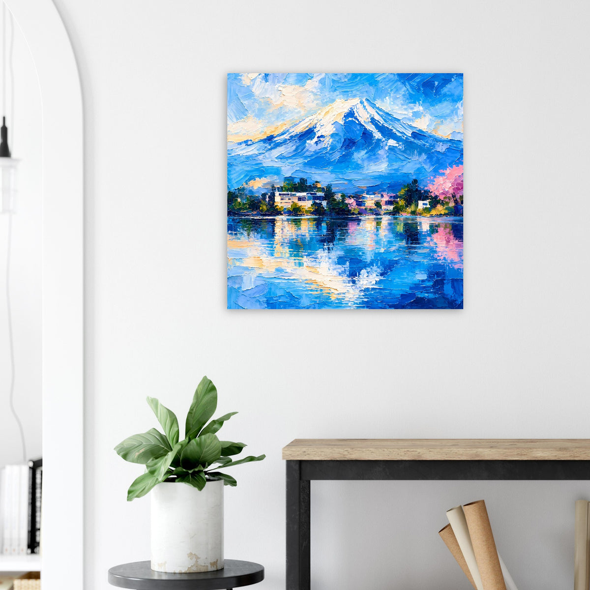 Quadratisches Poster mit blauer Bergspitze, buntem Ufer und klarer Wasserspiegelung