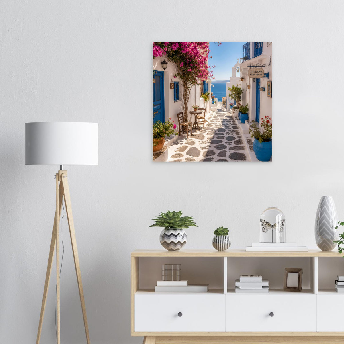 Wandposter, Blick in eine mediterrane Gasse mit gepflastertem Weg und Bougainvillea