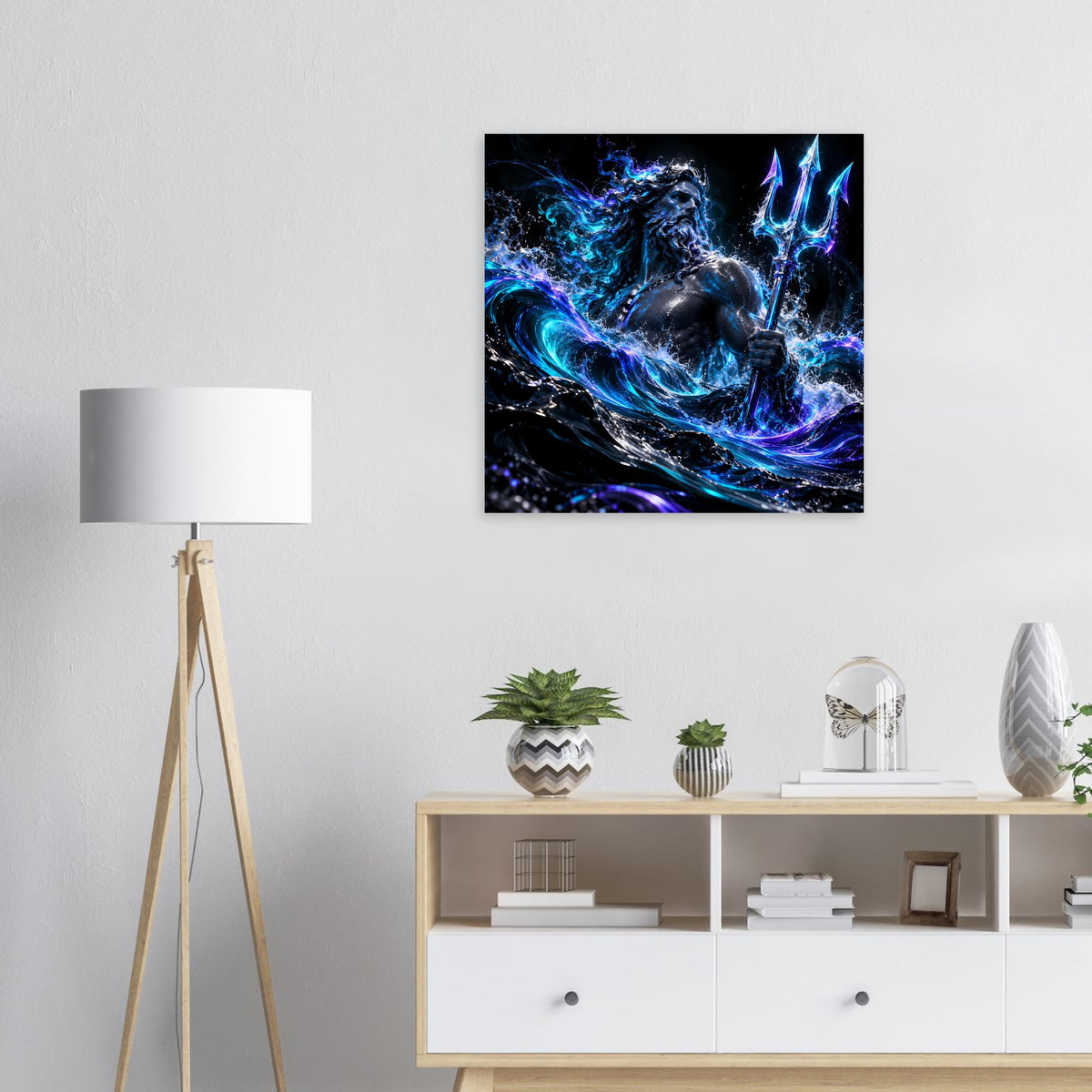 Gerahmtes, quadratisches Poster mit Poseidon, blau leuchtende Meereswellen und Dreizack
