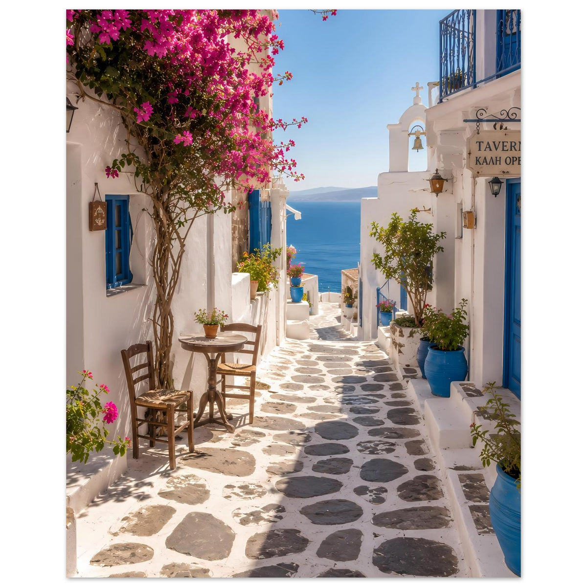 Poster im Hochformat: mediterrane Gasse mit blauen Türen, pinken Blüten und Sitzgelegenheit