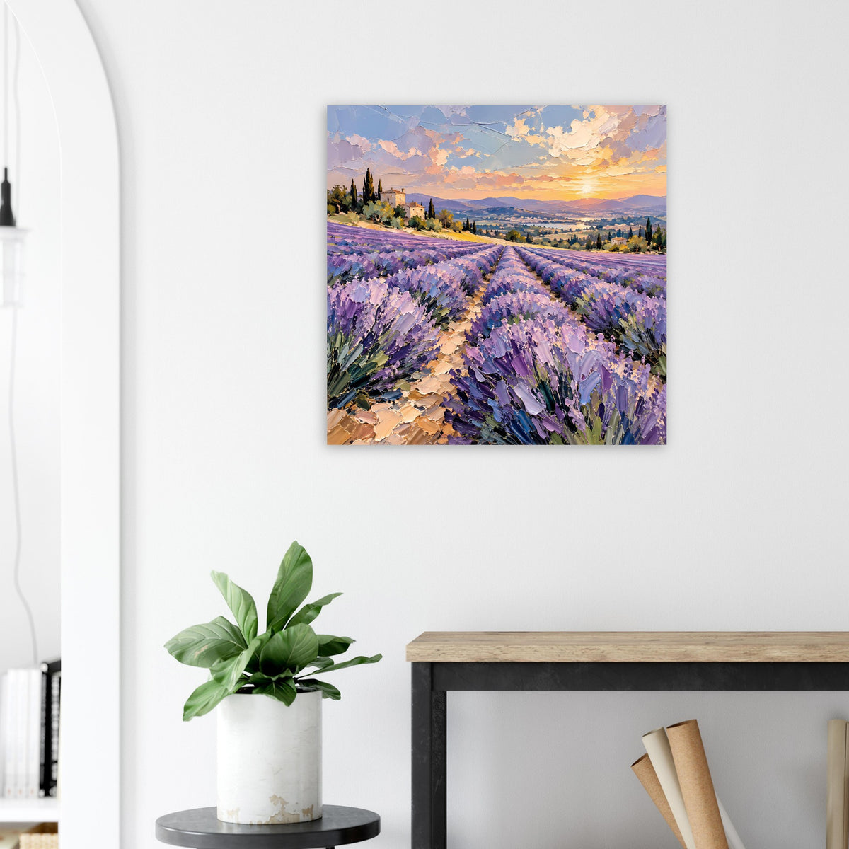 Quadratisches Poster mit Lavendelfeld bei Sonnenuntergang, blau-violette Blütenreihen und Himmelglühen