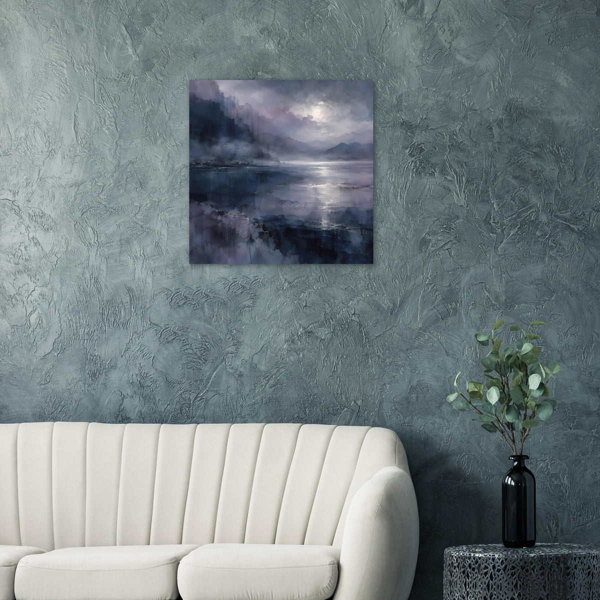 Quadratisches Poster mit blauem Nachtpanorama, Nebelwolken über See und Lichtreflex.