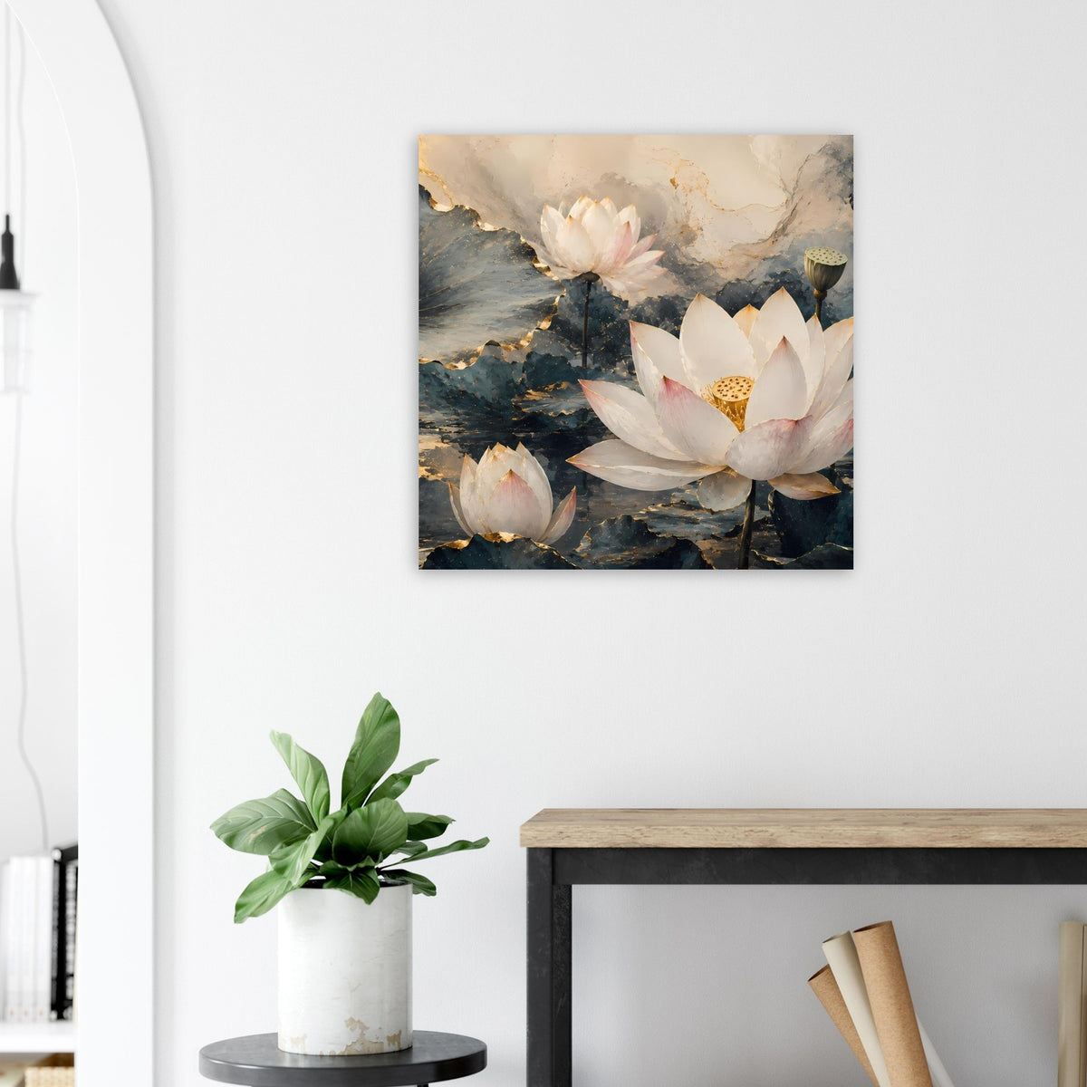 Lotusblumen-Poster mit goldenen Akzenten, quadratisches Motiv mit weißen Lotusblüten und dunklem Blau
