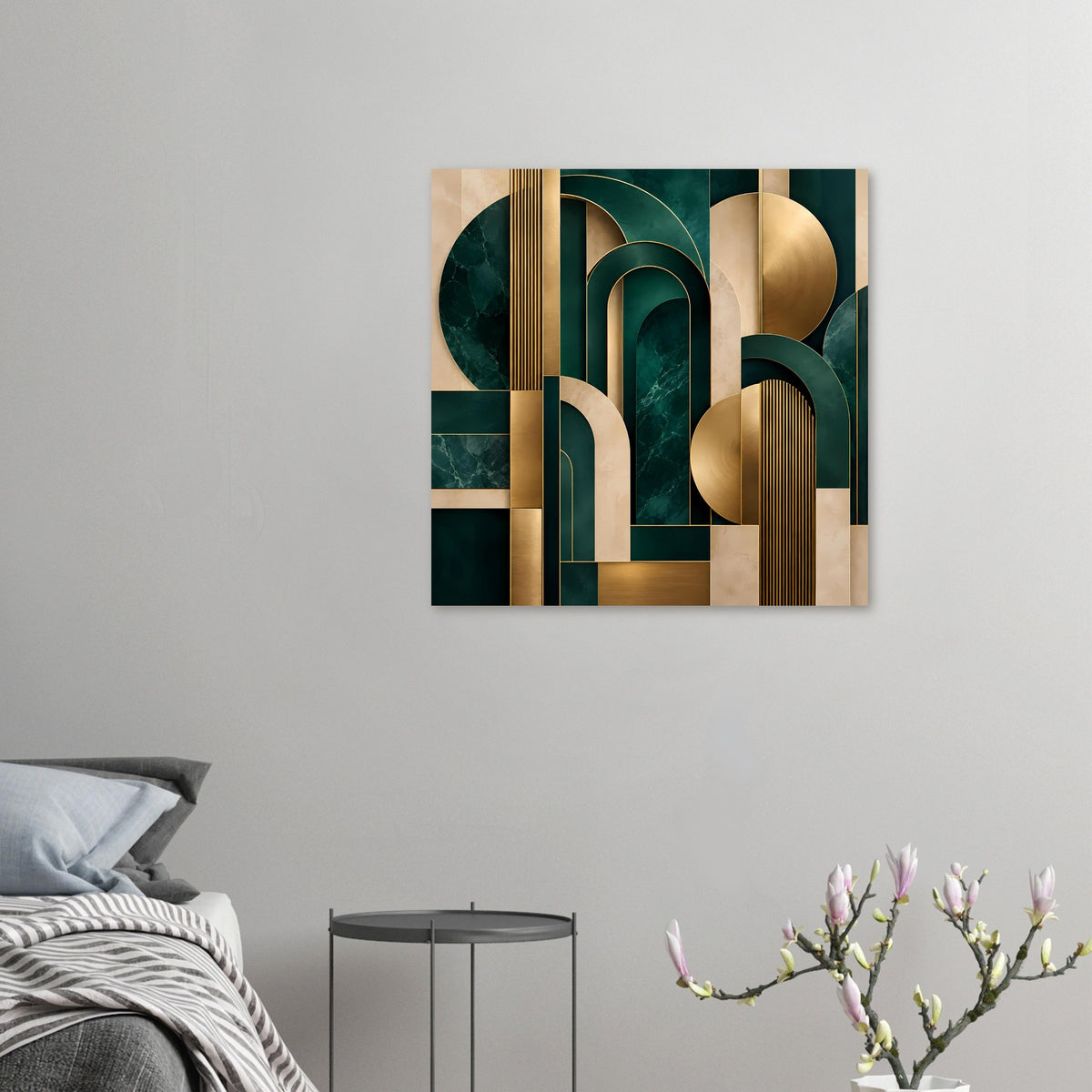 Quadratisches Art-Deco-Poster: goldene Bögen, dunkelgrüne Farbfelder und Streifenornamente.