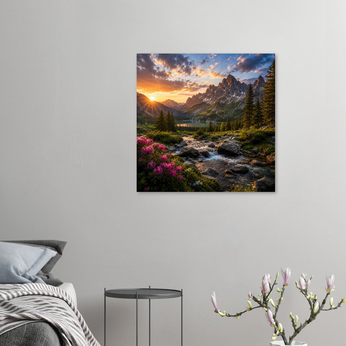 Kleines Poster mit Berglandschaft bei Sonnenaufgang, Fluss und violette Blüten