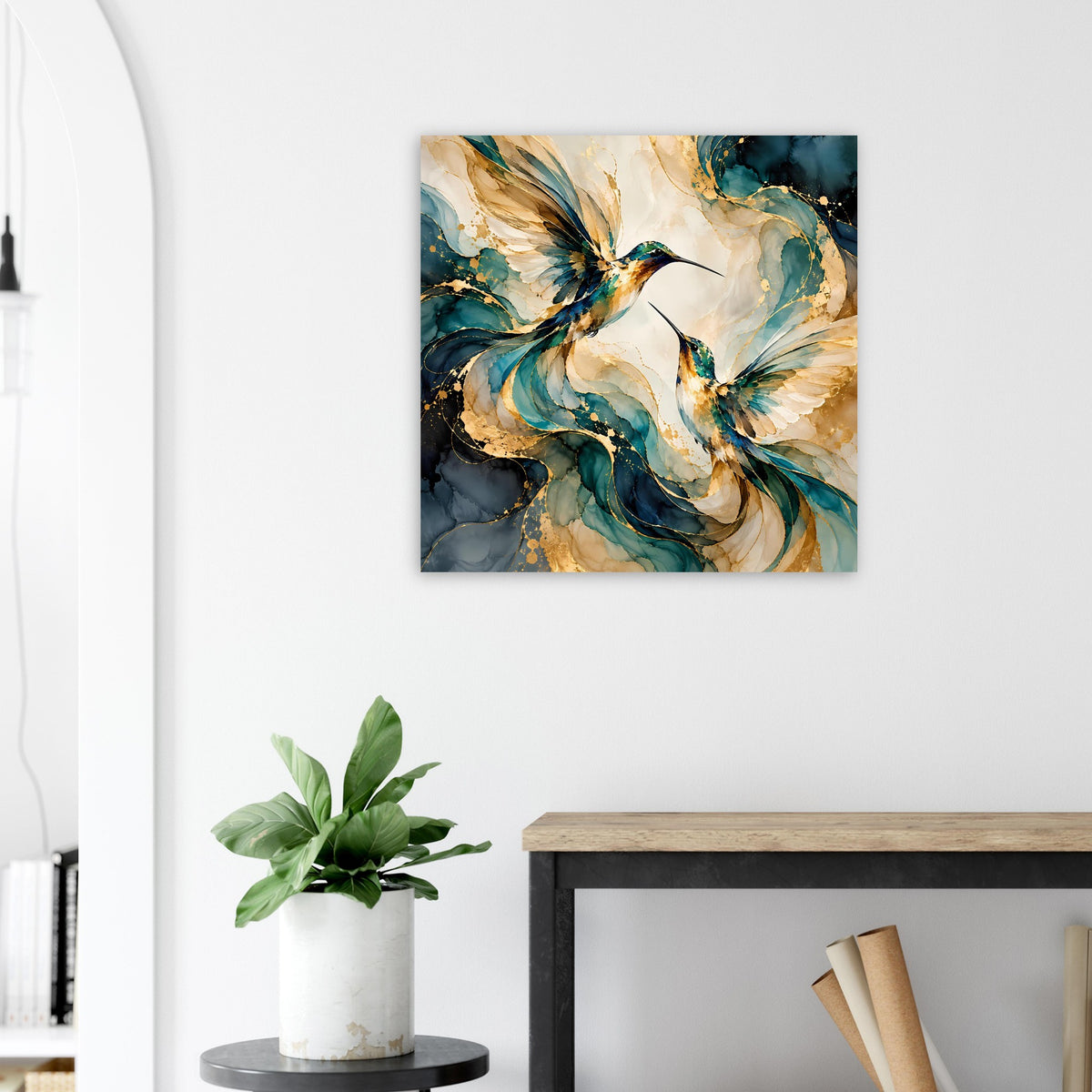 Quadratisches Vogelposter mit Kolibris in Blau und Gold, fließende Farbwirbel
