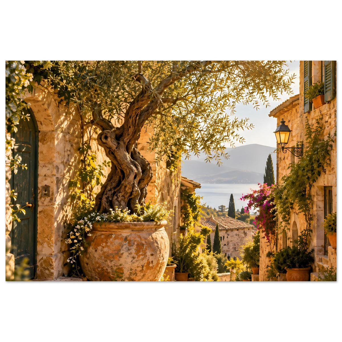 Mediterranes Poster mit Baum in großer Tonschale, Steingasse und Laterne an der Wand