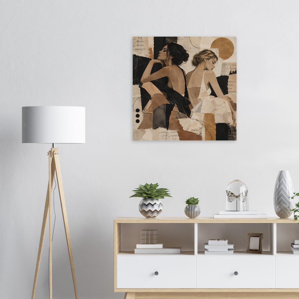 Wandbild/Poster: quadratische Collage mit zwei Frauen, Schwarz- und Beigetöne, goldener Kreis.