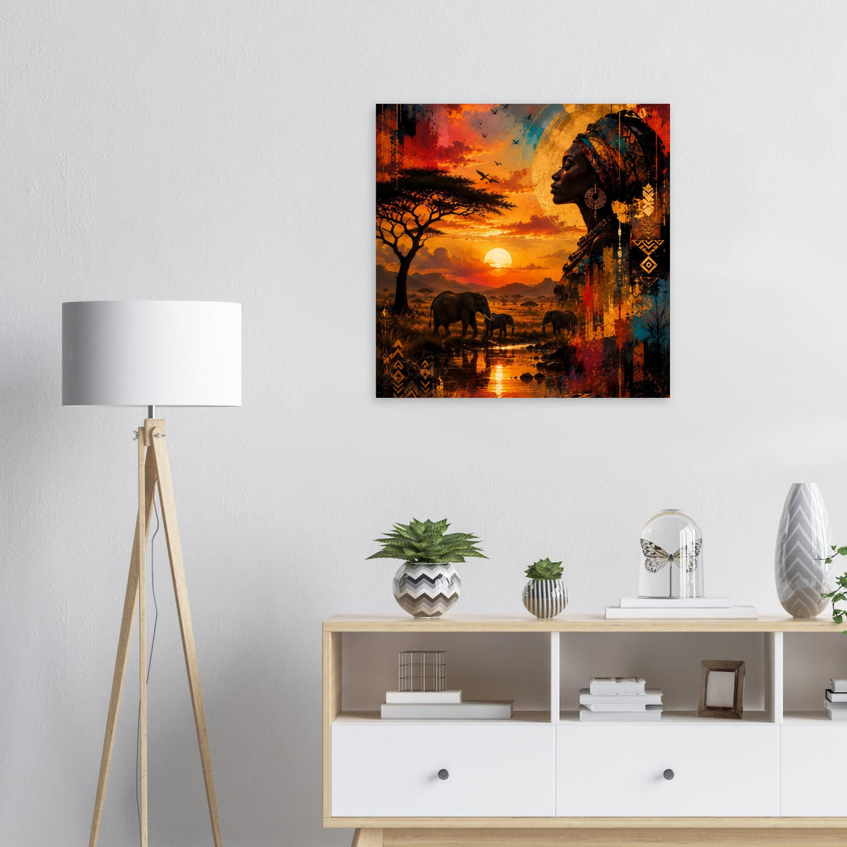 Quadratisches Wandposter mit Frau im Profil, Savanne, Elefanten und orangefarbener Sonne