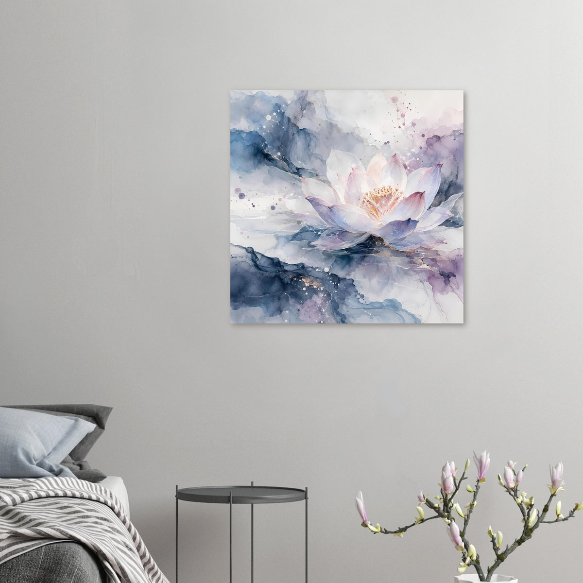 Kleines Lotusblütenposter: weiße Blüte, blaues Aquarellmotiv und lila Sprenkeln
