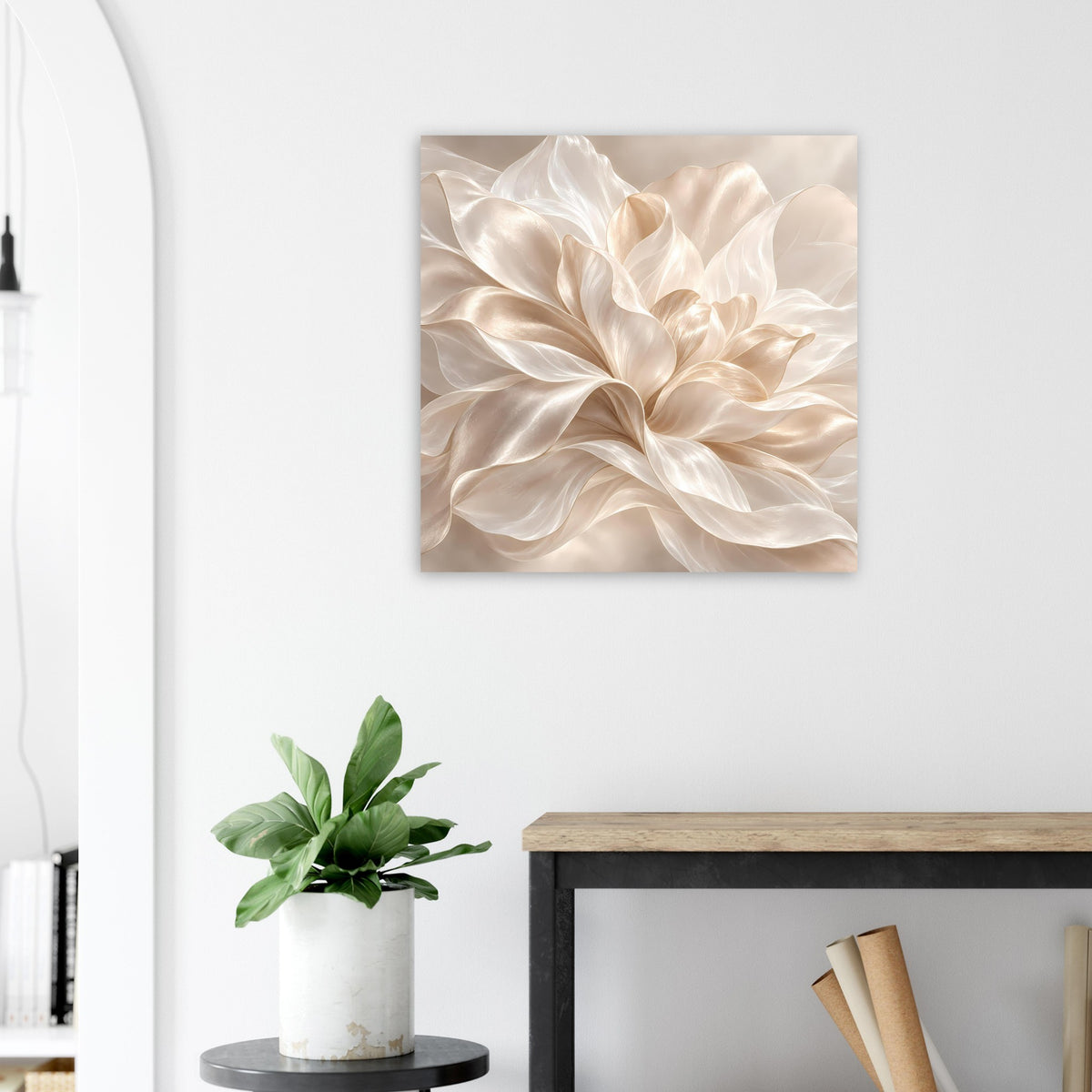 Blumenposter mit beigem Satin-Blütenmotiv, quadratisch, auf matter Papieroberfläche.