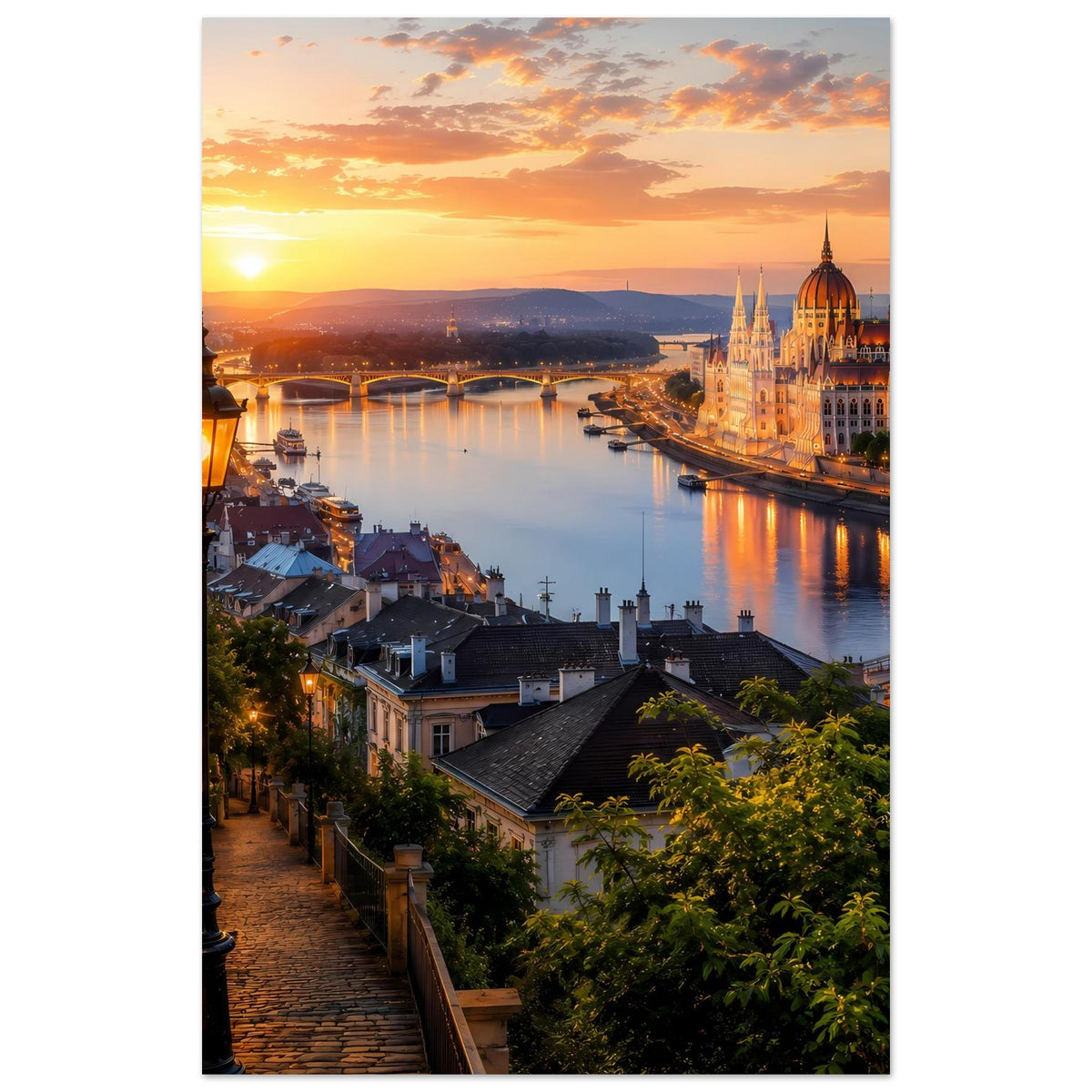 Stadtlandschaftsposter, Hochformat: Fluss bei goldenem Licht, Domtürme und Häuserfronten