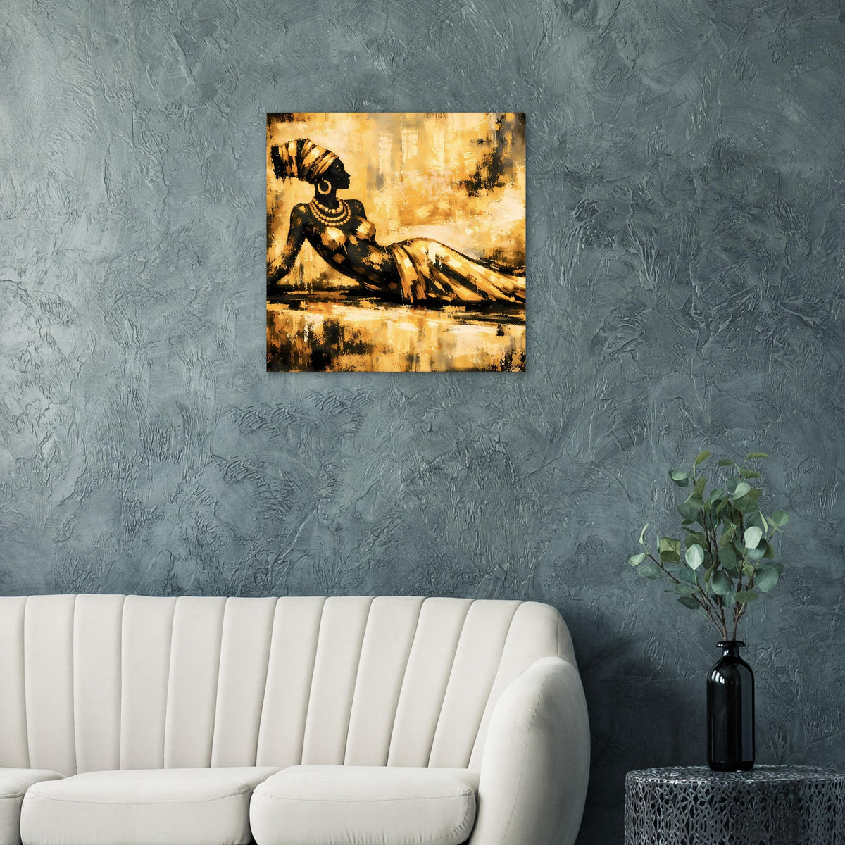 Gerahmtes Kunstdruck-Poster mit sitzender Gold-Schwarz-Figur in abstraktem Goldmuster