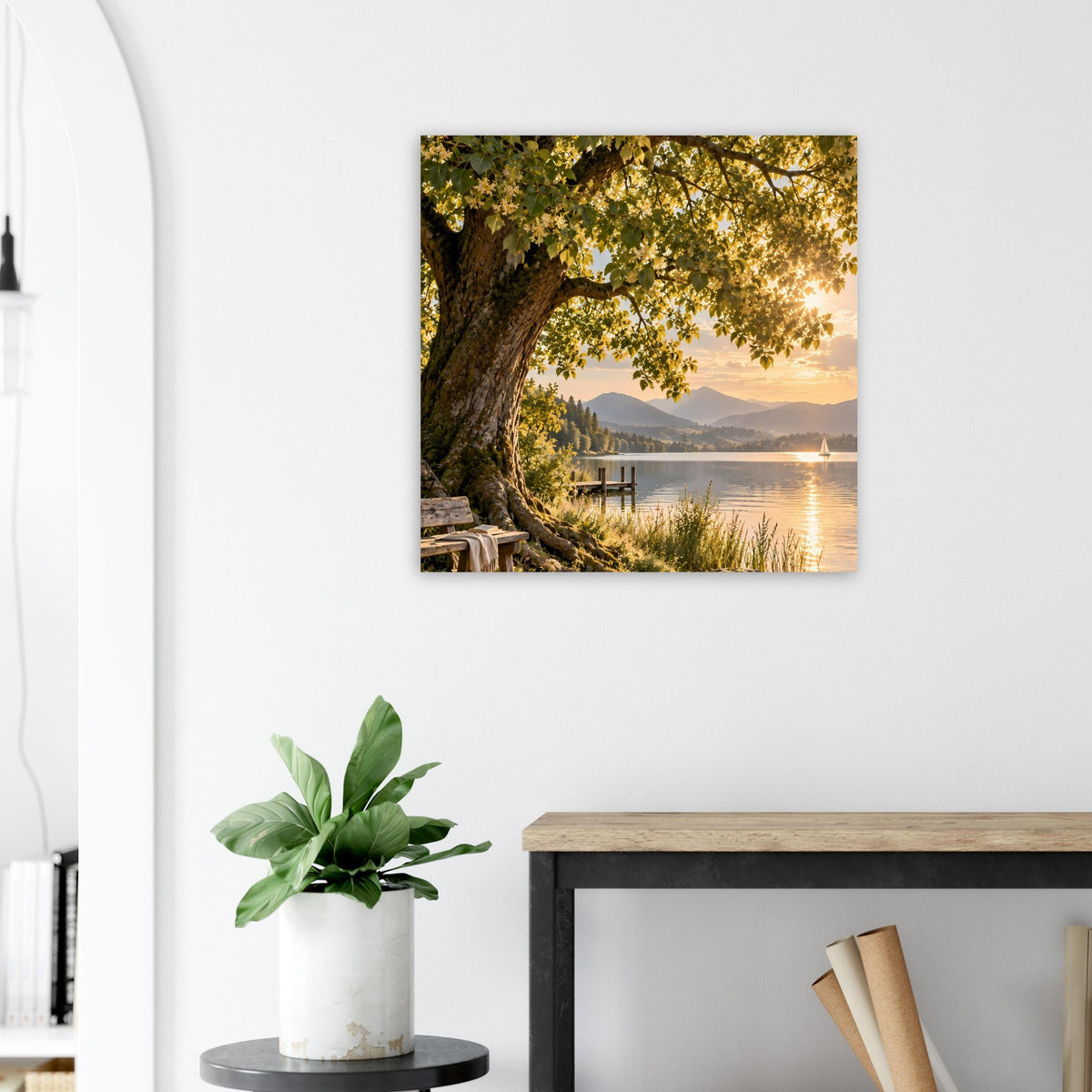 Naturposter mit Baum am See, goldenen Abendlichtern und Steg am Ufer