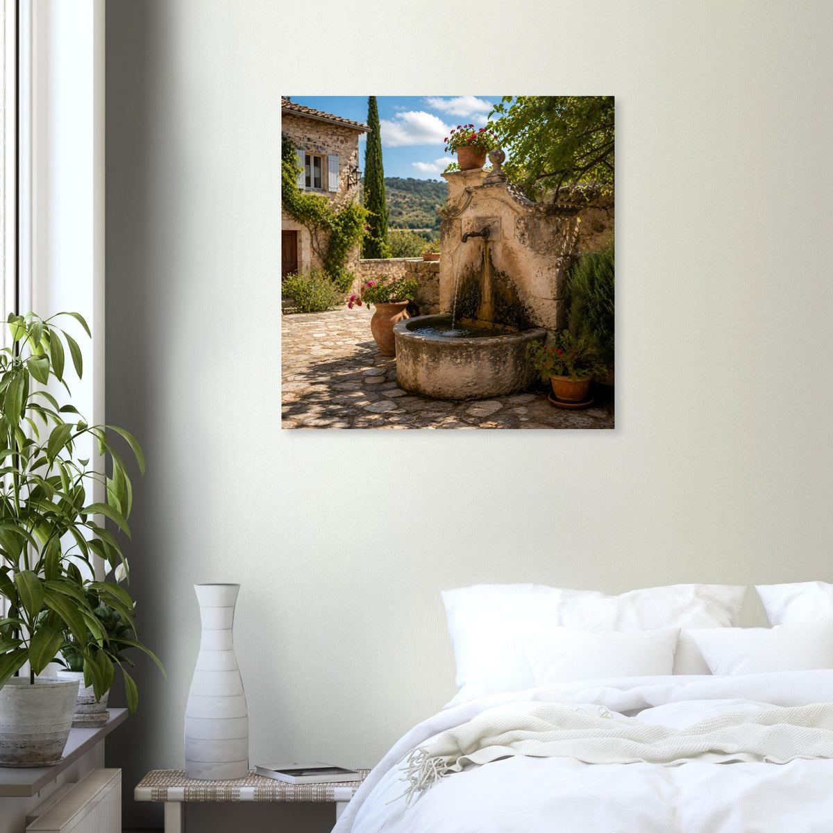 Quadratisches Poster mit Steinbrunnen im Garten, Efeu an Häuserwand und Weg