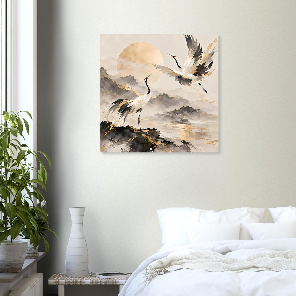 Wandposter mit zwei Kranichen über Wolkenlandschaft im Aquarell, Gold- und Grautöne