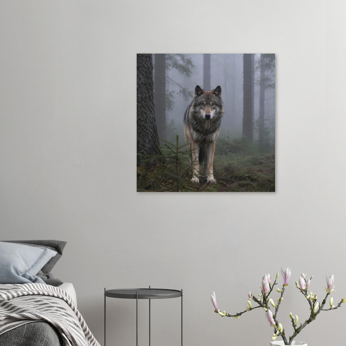 Wandposter mit grauem Wolf im Nebelwald, klein im Landschaftsformat