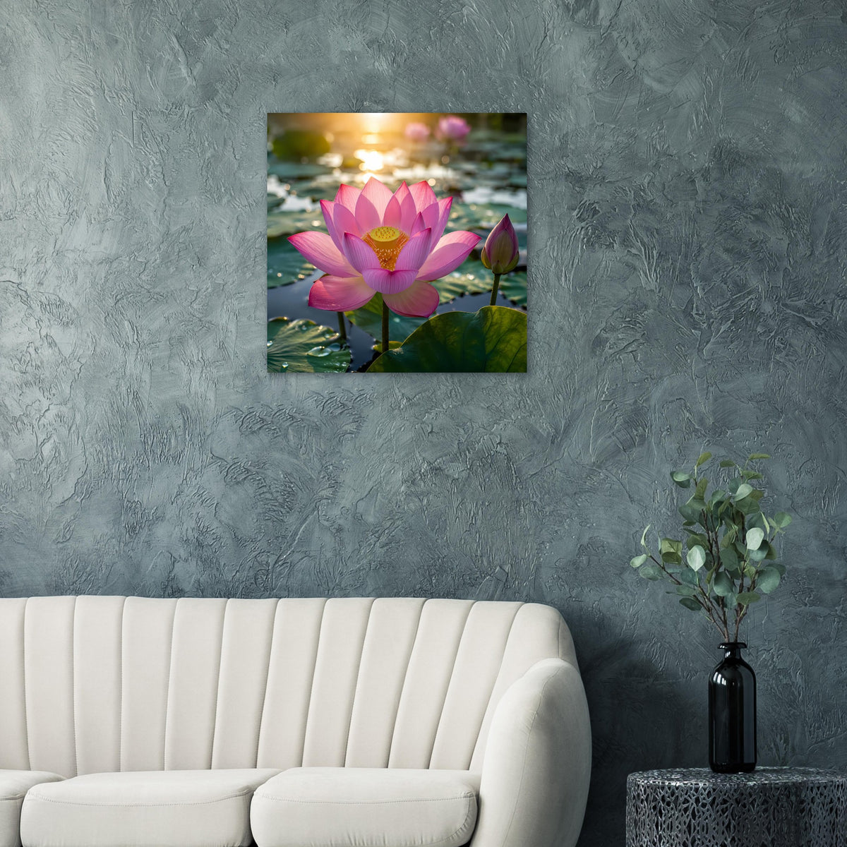 Quadratisches Wandposter mit pinker Lotusblüte und gelber Mitte, auf Grünflächen