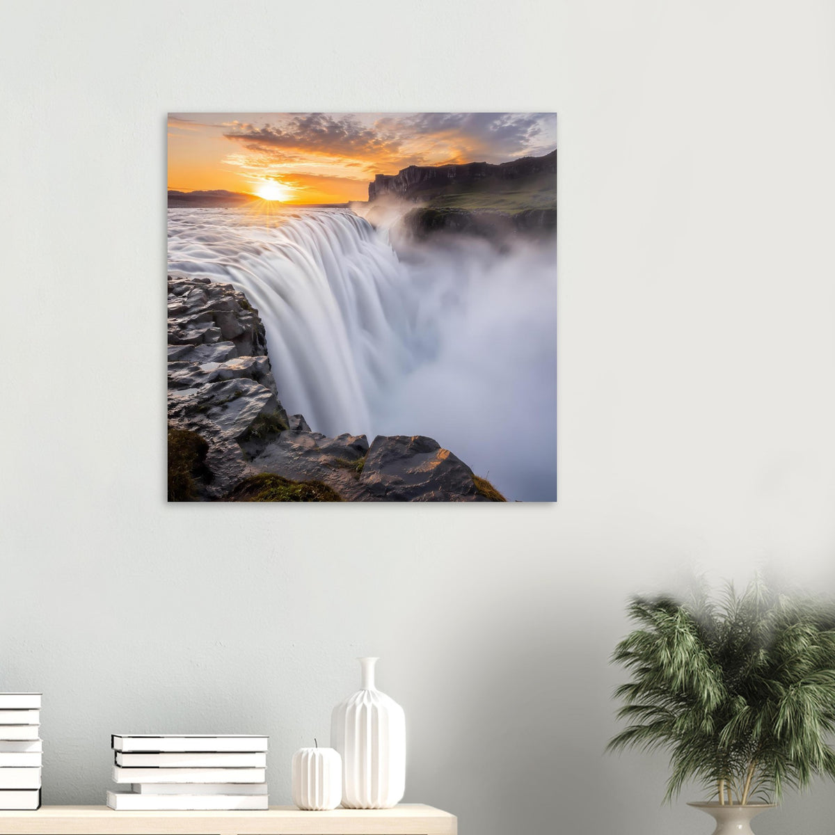 Poster mit Wasserfall bei Sonnenaufgang über Felsen, quadratisch gerahmt.