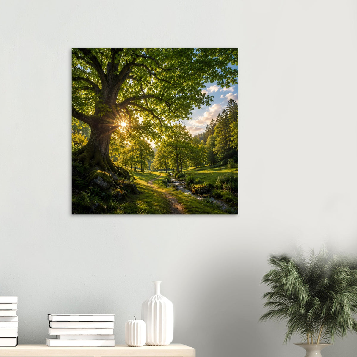 Horizontales Wandposter mit Waldweg, grünem Bachrand und Sonnenstrahlen