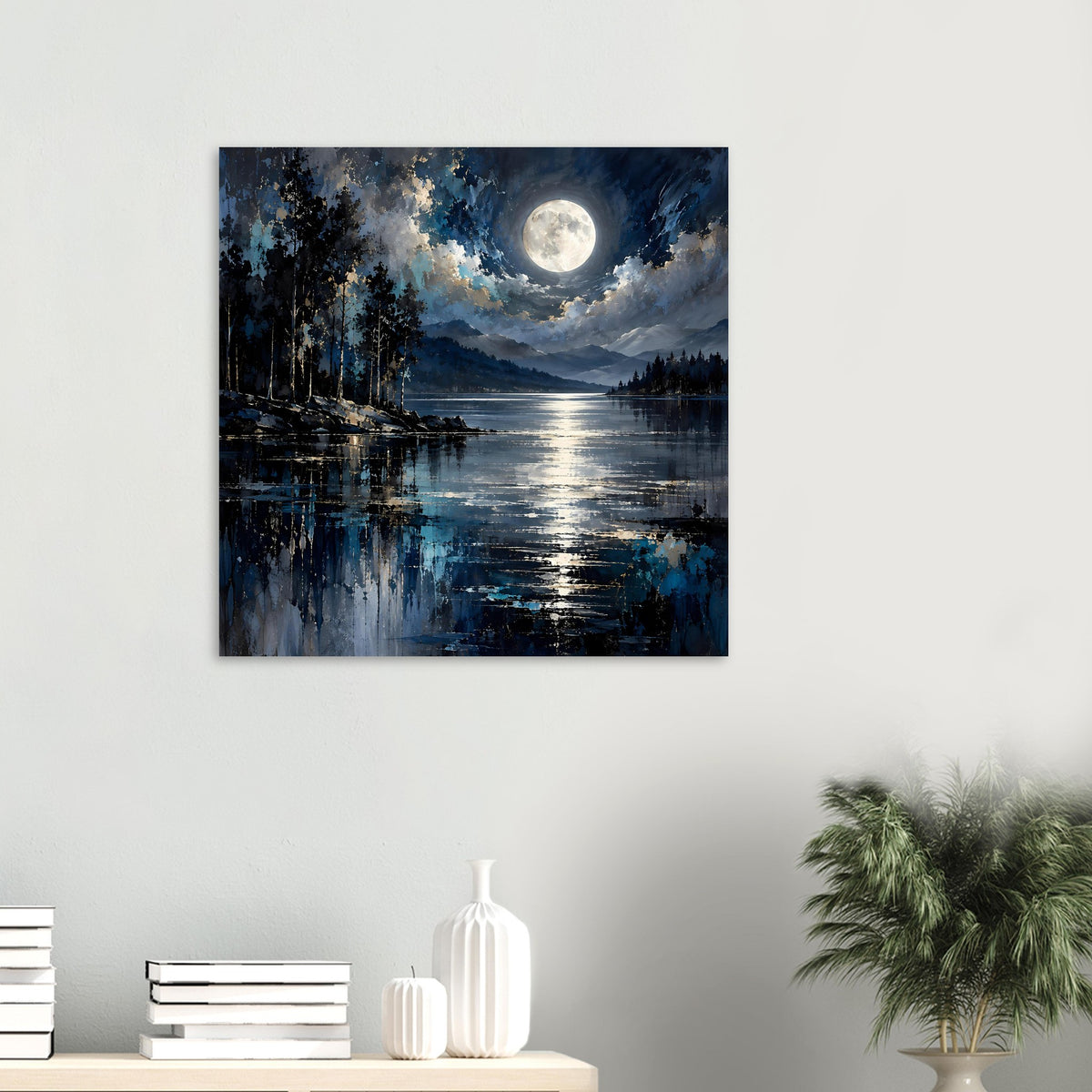 Quadratisches Landschaftsposter: Mond über See mit Lichtbahn, Berge und Wald am Ufer.