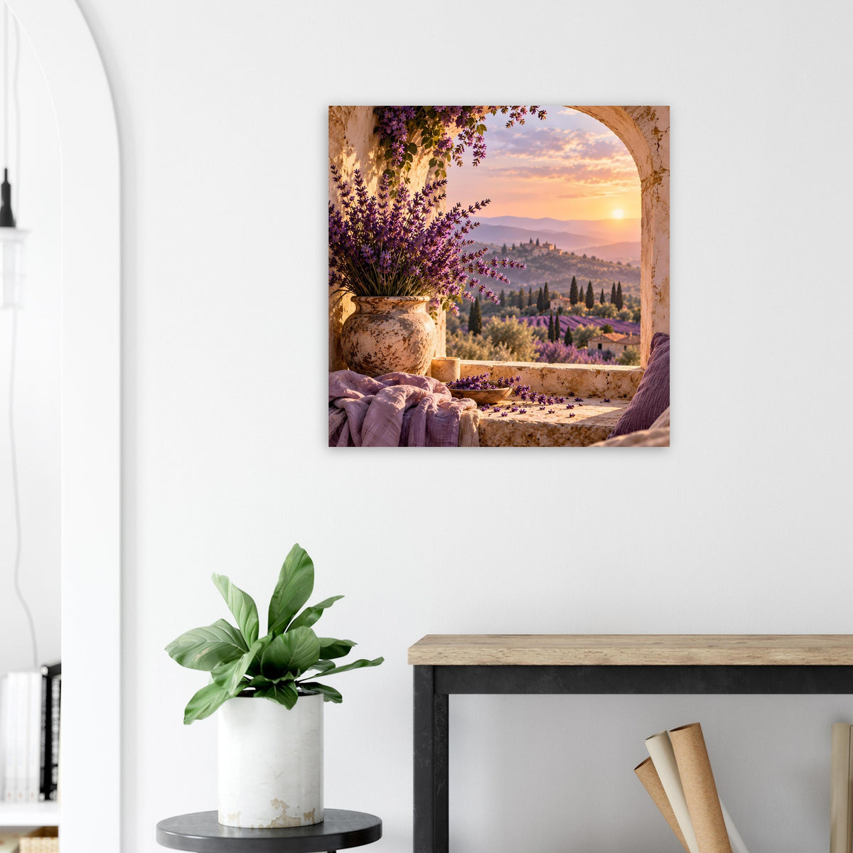 Quadratisches Poster mit Lavendel, Steingefäß und Sonnenuntergang über den Hügeln