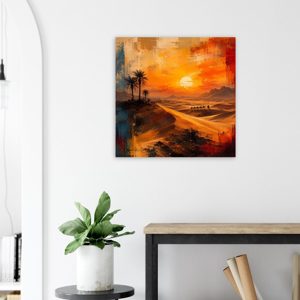 Quadratisches Poster mit Wüstenweg, Palme, Karawane und orangegelbem Himmel.
