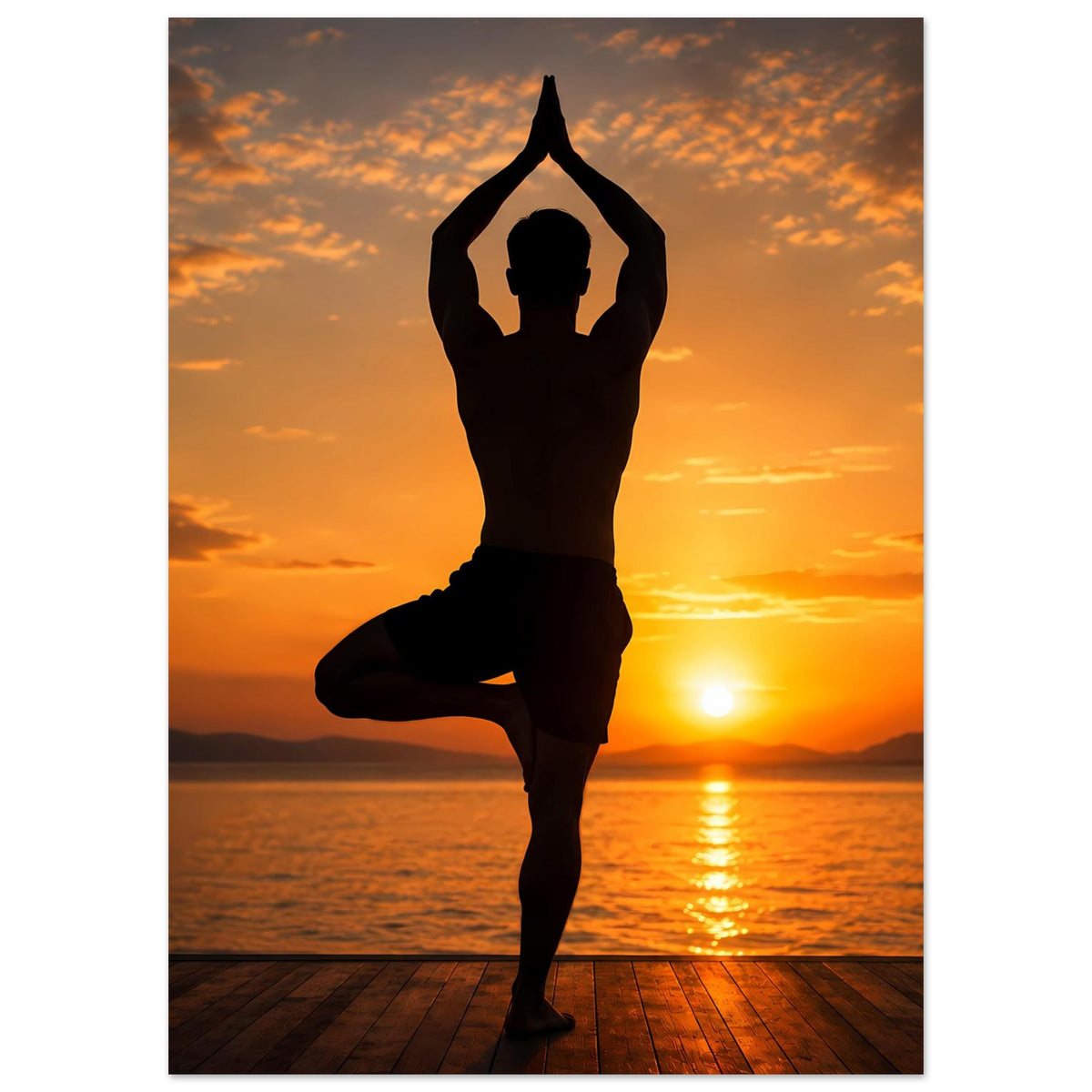 Yoga-Poster mit Silhouette in Andachtsgeste über dem Kopf, Einbein-Stand, warmer Sonnenuntergang