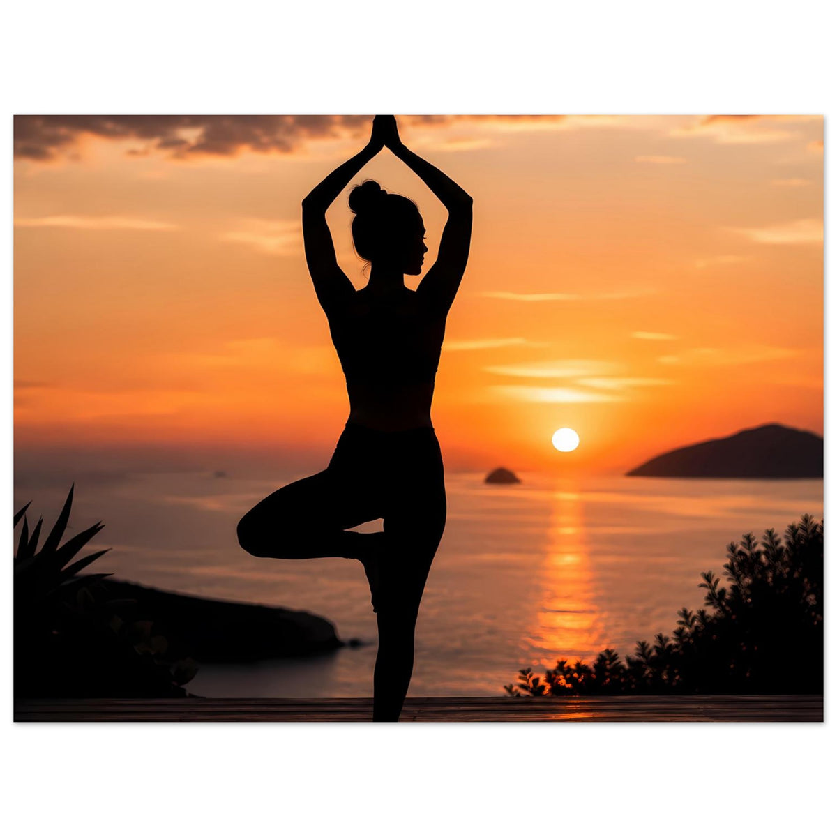 Yoga-Posenposter im Hochformat mit schwarzer Silhouette im Lotussitz und Palm-Optik