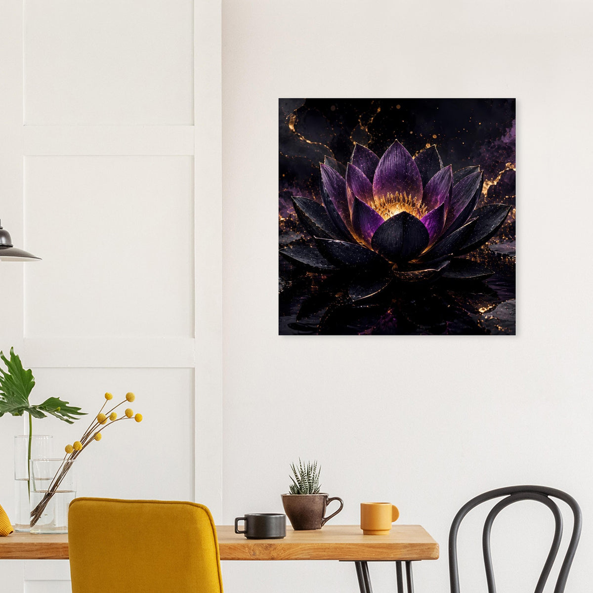 Lotusblüten-Poster mit violetter Lotusblüte und goldenen Lichtlinien auf schwarzem Grund.
