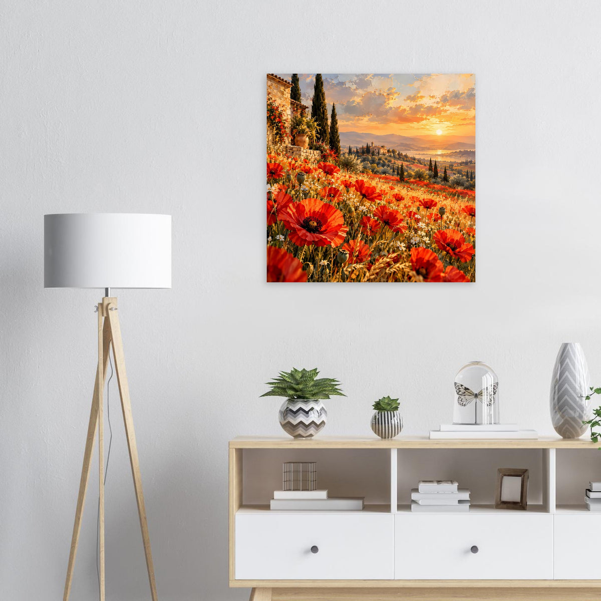 Poster mit rotem Mohnblumenfeld, Zypressen und Sonnenuntergang über Hügeln.