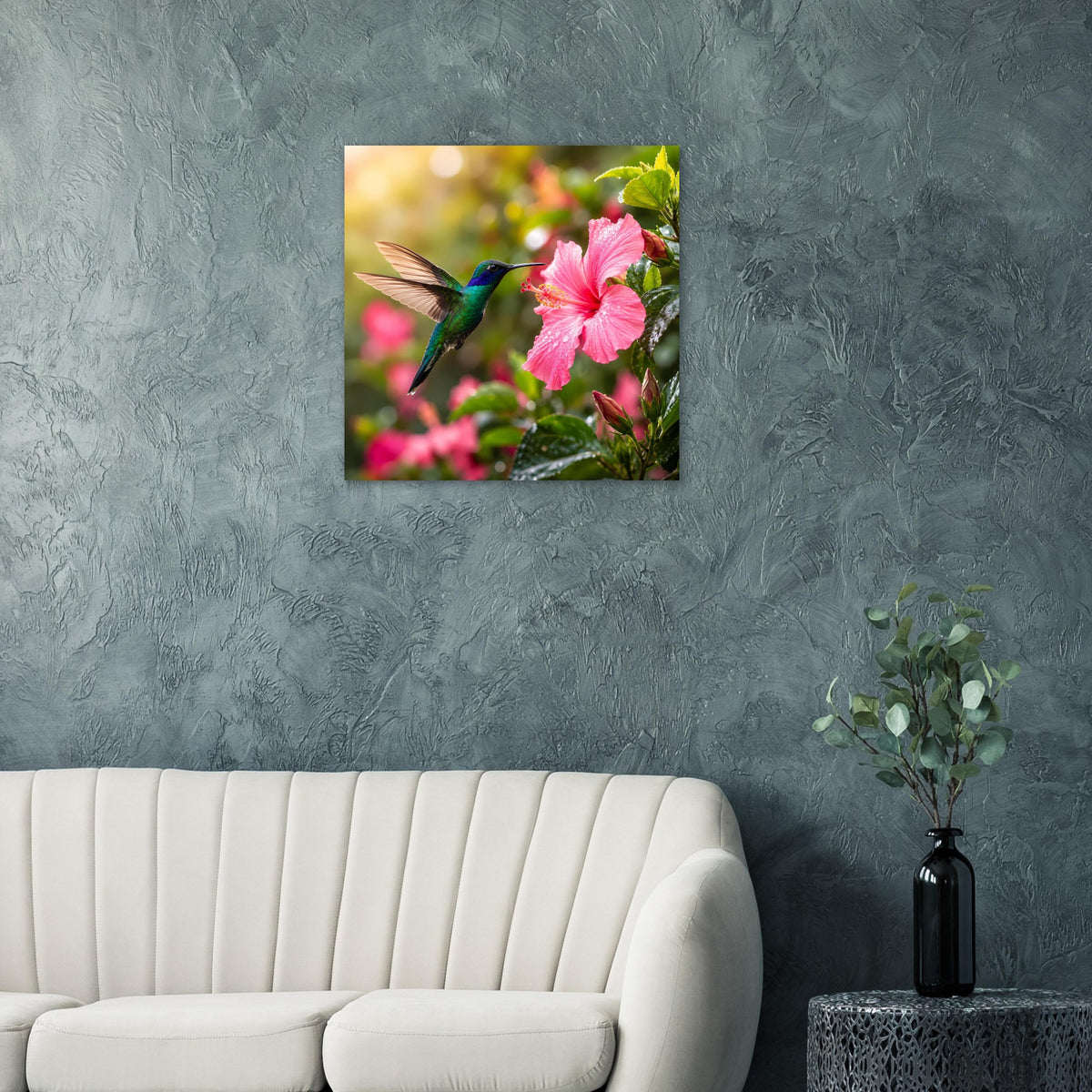 Quadratisches Naturposter mit Kolibri und rosa Hibiskusblüte, umgeben von grünen Blättern