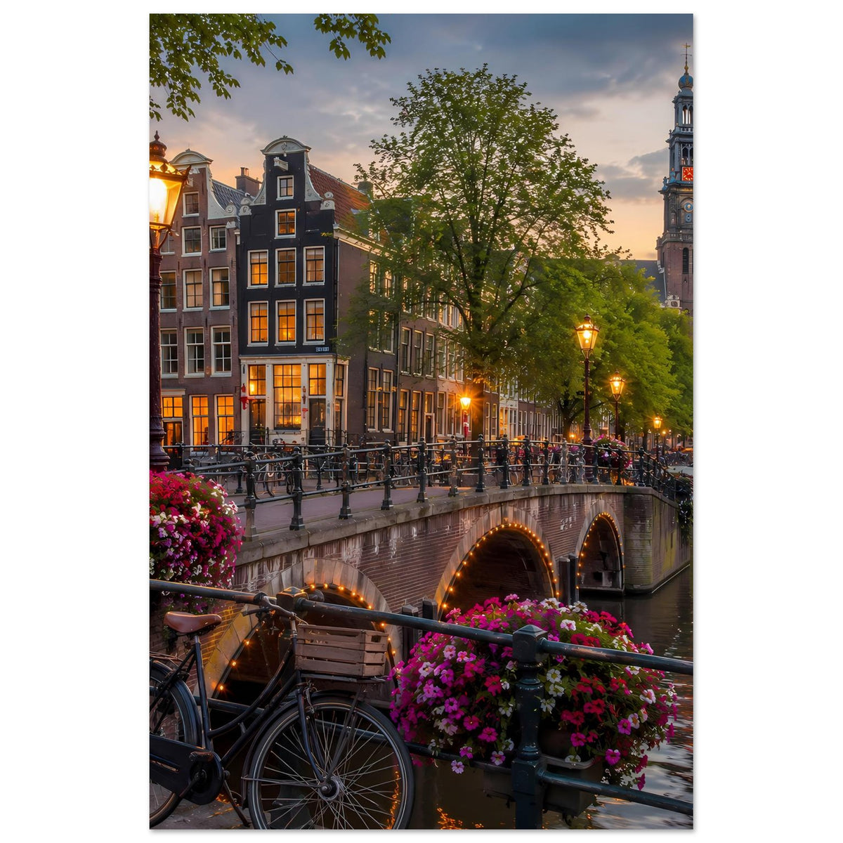 Poster mit Abendlicht am Amsterdamer Kanal: Brücke mit Bögen, Blumenampeln und Fahrräder