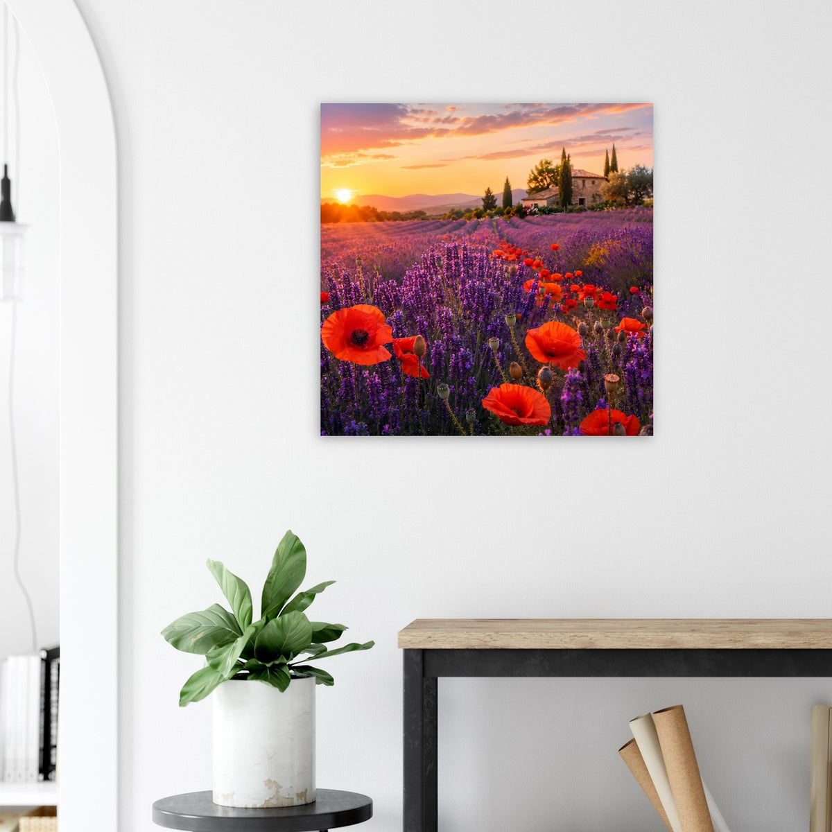 Quadratisches Poster: violettes Lavendelfeld, rote Mohnblumen und orangefarbener Sonnenuntergang