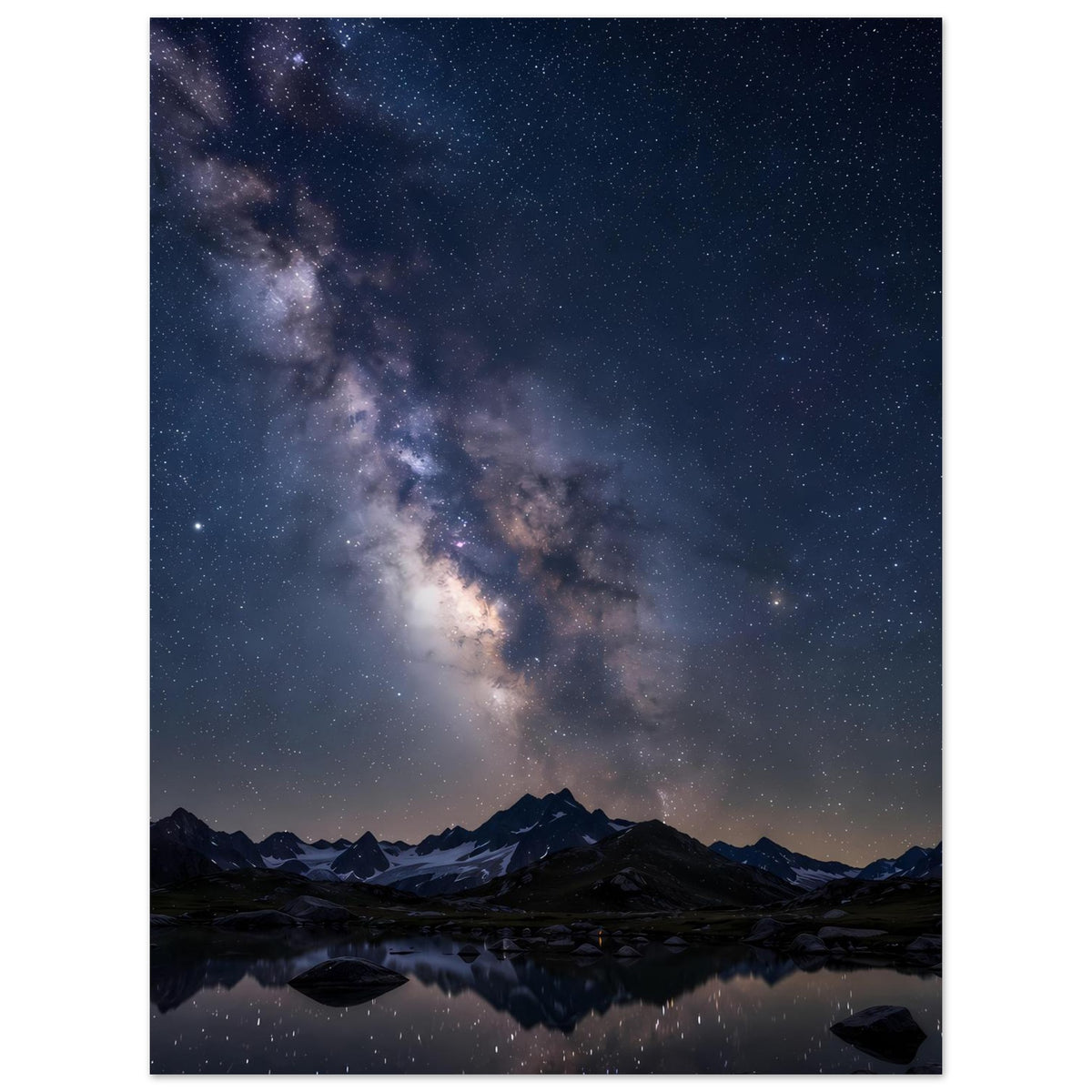 Poster mit Sternenhimmel und Milchstraße über verschneiten Bergen, Spiegelung im dunklen See