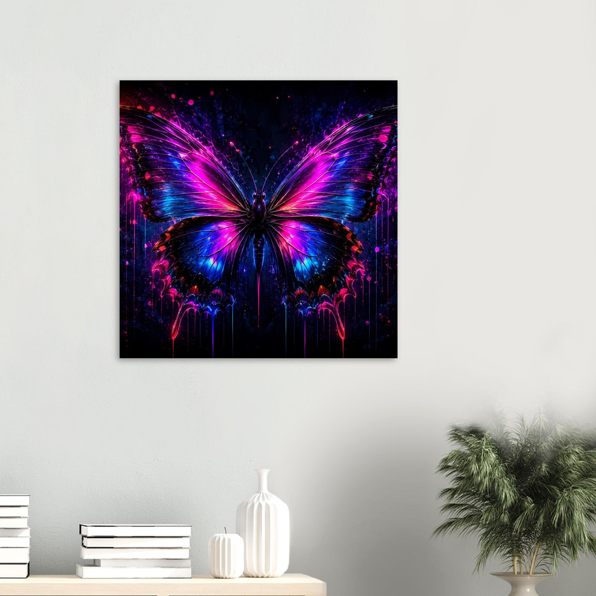 Quadratisches Neon-Schmetterling-Poster mit leuchtenden Blau‑Magenta-Flügeln im schwarzen Rahmen.