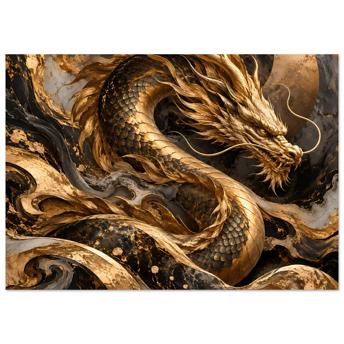 Fantasy-Poster im Querformat: goldener Drache mit Schuppen, Kopf nach rechts, großer Kontrast