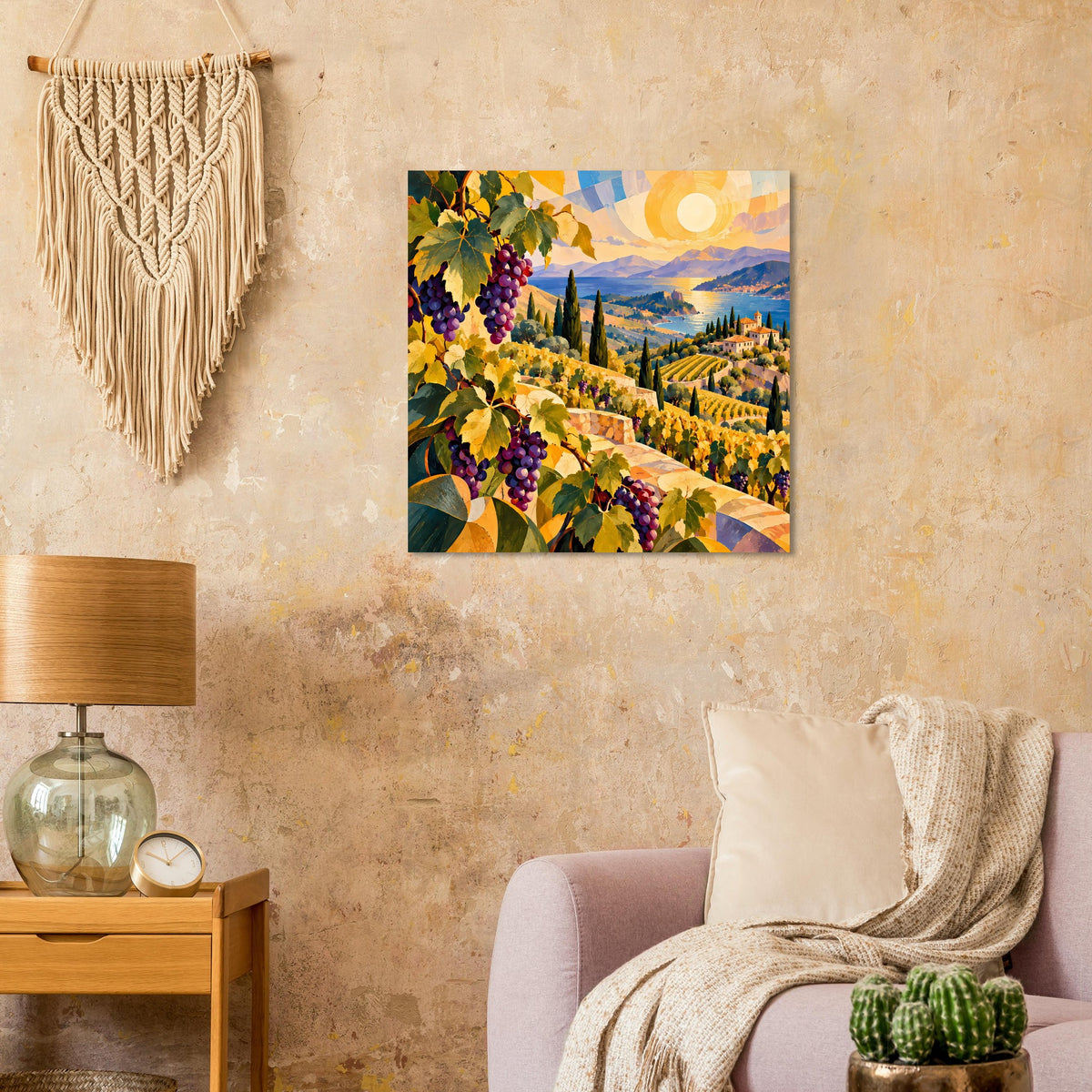 Wandposter mit mediterranem Weinberg, gelben Reben und lila Trauben bei Sonnenuntergang