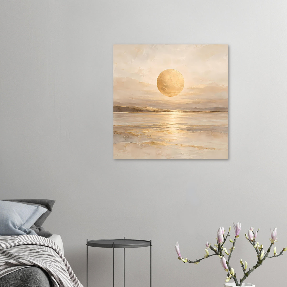 Quadratisches Kunstposter in Beige mit goldener Kreis-Sonne über Wasserlinie