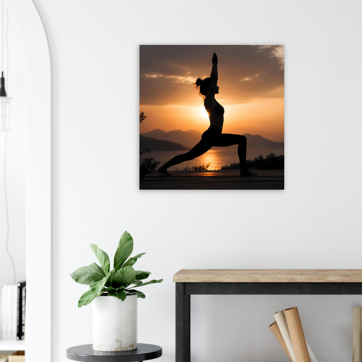 Yoga-Poster mit schwarzer Silhouette in der Abendsonne, goldene Farbübergänge, Landschaft im Bild