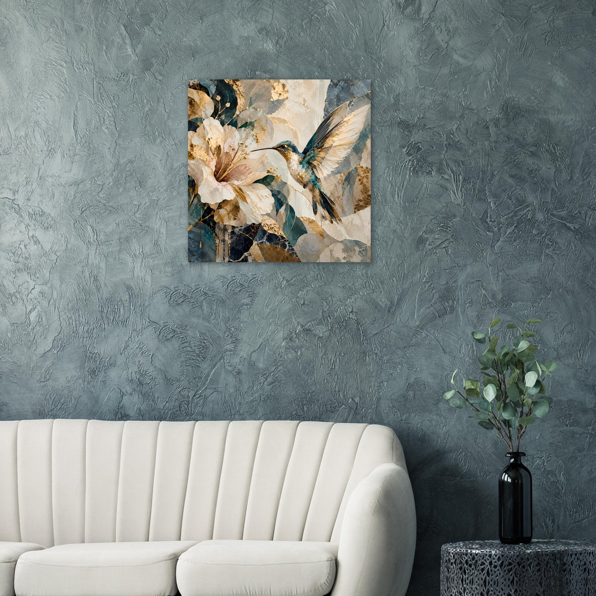 Quadratisches Kunstposter mit Kolibri und Blumen, gedämpfte Blau- und Beigetöne