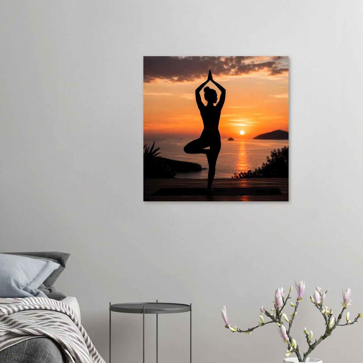 Kleines Yoga-Poster mit schwarzer Silhouette im Lotussitz vor Sonnenuntergang über dem Meer