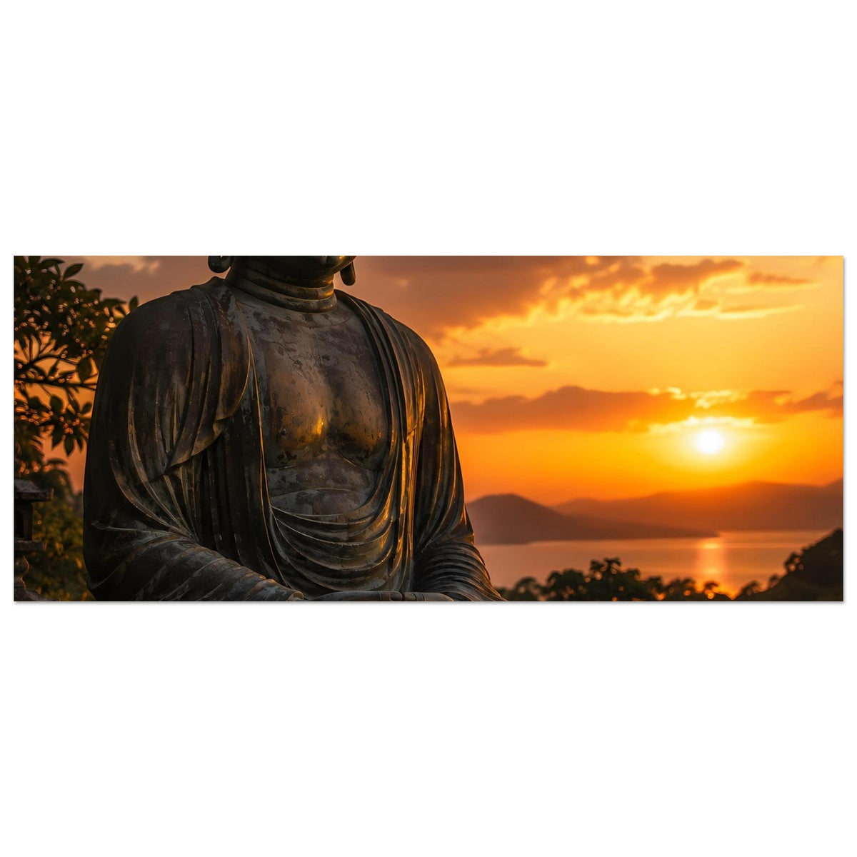 Horizontales Poster mit Buddha-Torso, ruhiger Mönchskutte, gefaltete Hände und Brustansatz.