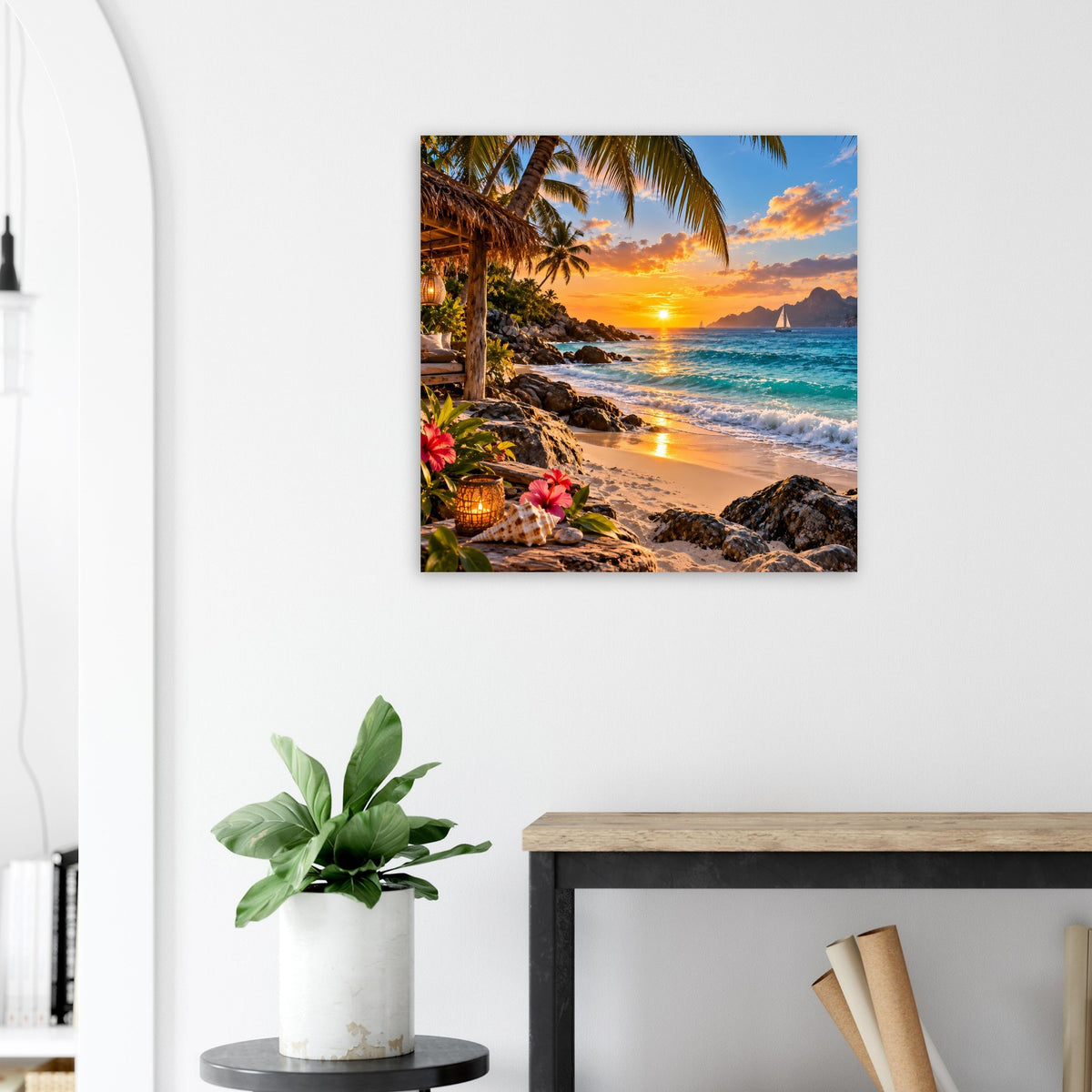 Quadratisches Poster mit tropischer Küste bei Sonnenuntergang, Palmen, Blumen und Wellen