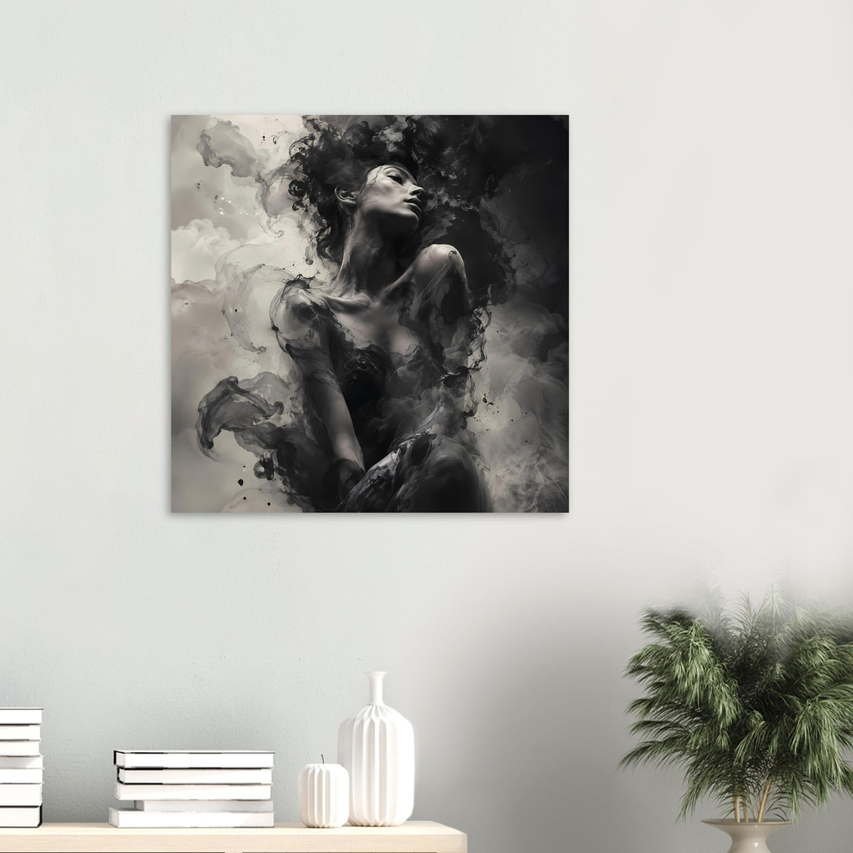 Monochromes Kunstposter (kleines Format) mit Frauenakt und Tintenwolken, vertikal