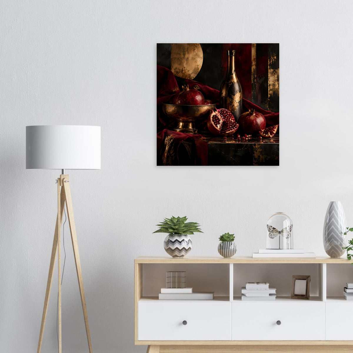 Wandposter mit Granatapfelmotiv: Flasche und Granatäpfel in dunkler Komposition